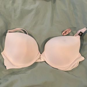 Victoria’s Secret NWT white bra. 38C